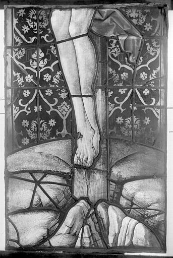 Vitrail, série III : jambes du Christ en Croix