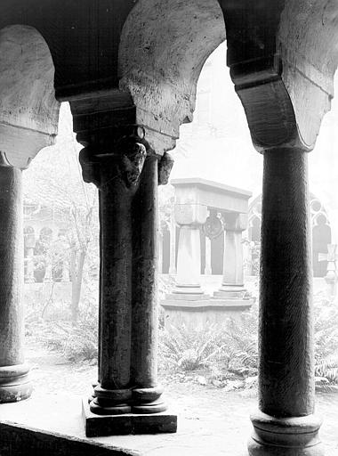 Cloître, détail de deux colonnes