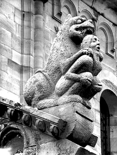 Sculpture extérieure : lion dévorant un homme