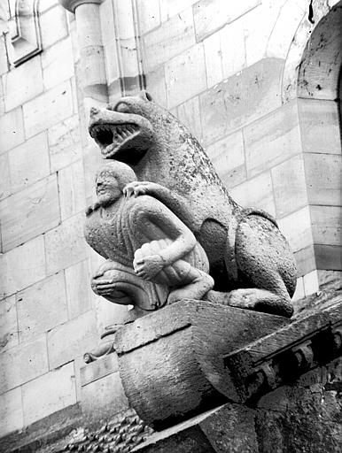 Sculpture extérieure : lion dévorant un homme