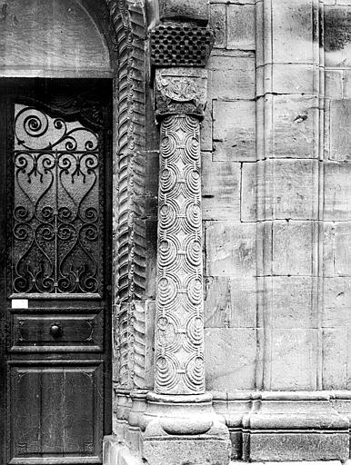 Portail de la façade sud : colonne du piédroit de gauche