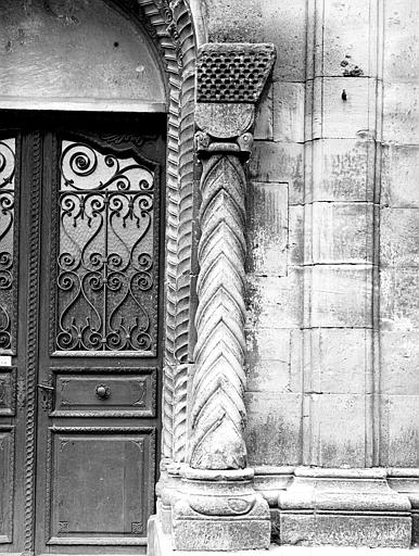 Portail de la façade sud : colonne du piédroit de droite