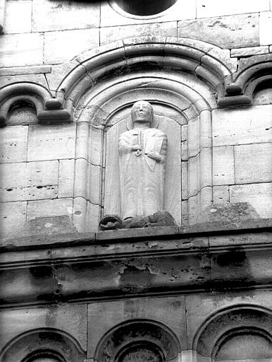 Pignon de la façade ouest : statue de saint Pierre