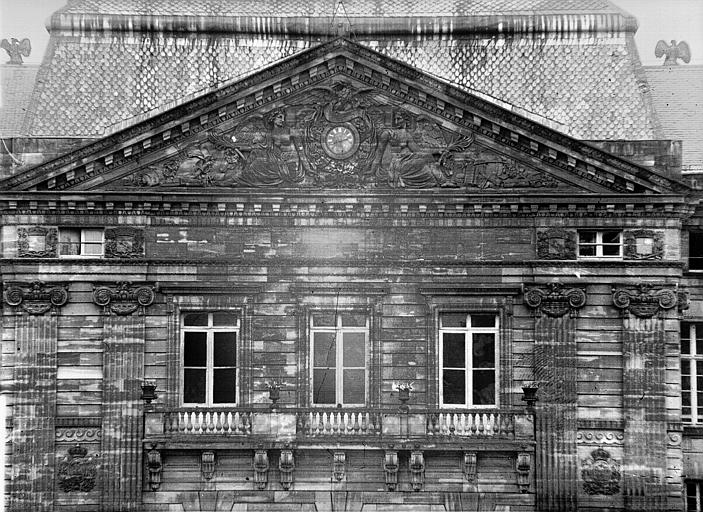 Fronton triangulaire de la façade ouest