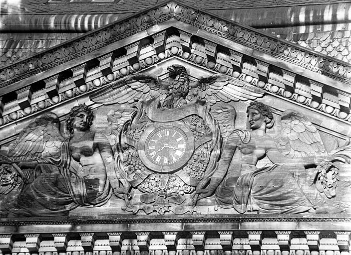 Fronton : détail du bas-relief