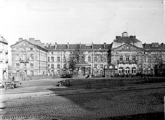 Façade sur la place