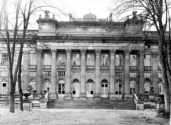 Façade est : colonnade centrale