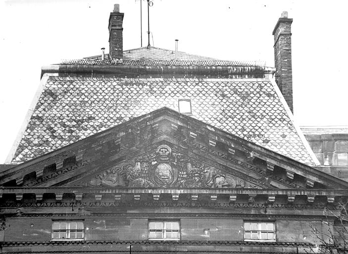 Fronton du pavillon latéral gauche