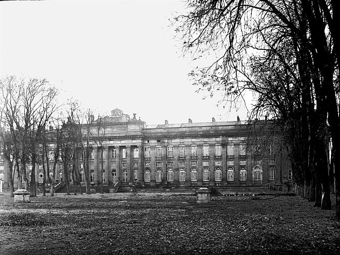 Colonnade et corps de bâtiment de droite