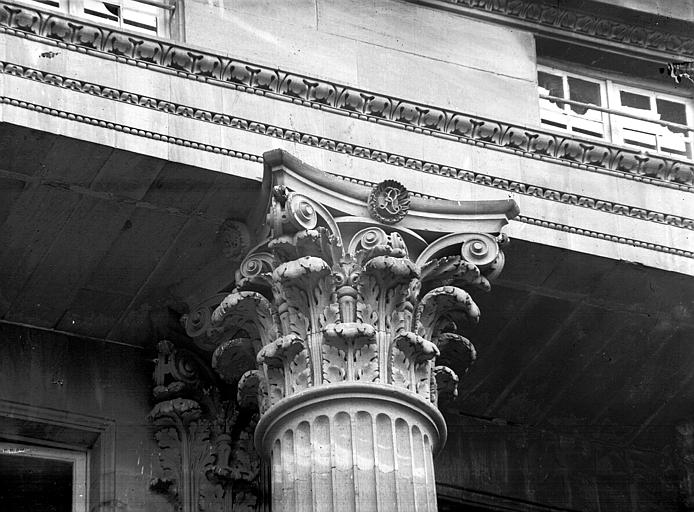 Façade est : chapiteau de la colonnade centrale