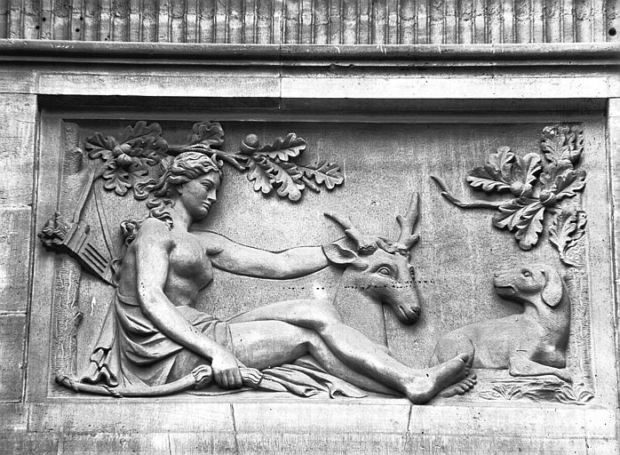 Façade est, bas-relief du pavillon central : Diane