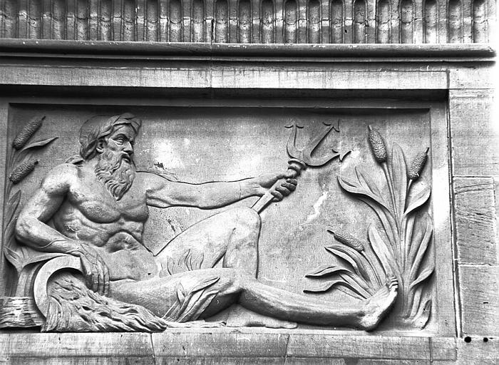 Façade est, bas-relief du pavillon central : Neptune