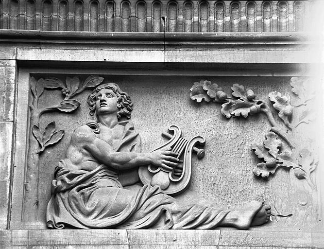 Façade est, bas-relief du pavillon central : Orphée