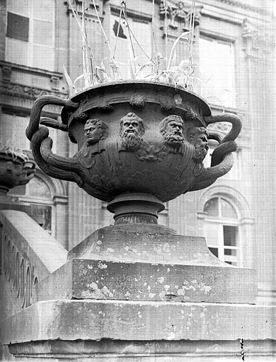 Façade est, pavillon latéral sud : vase décoratif Louis XV