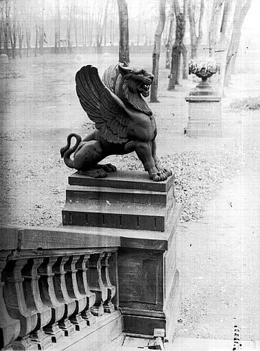 Façade est, escalier du pavillon central : lion ailé