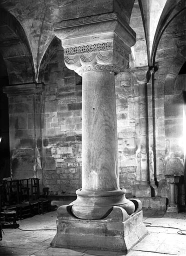 Colonne et chapiteau de la nef orné de godrons