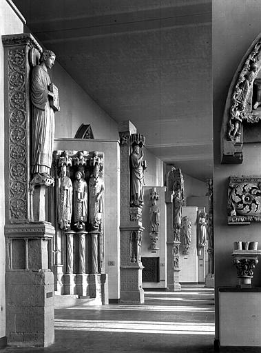 Beau Dieu et Eve de la cathédrale de Reims, divers moulages des cathédrales de Sens et d’Amiens