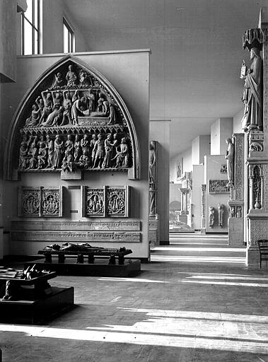 Portail royal et tombeaux de la cathédrale de Chartres ; vue de la salle