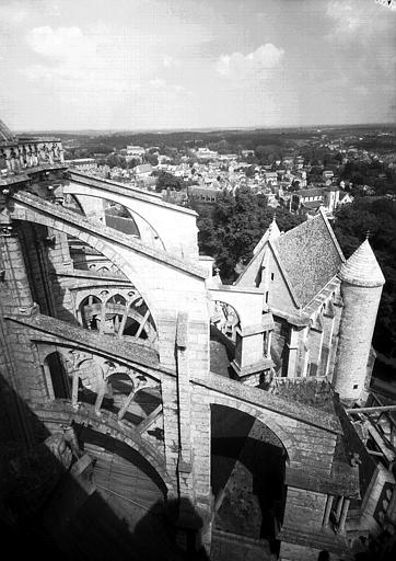 Contreforts de l'abside, côté sud et chapelle Saint-Piat