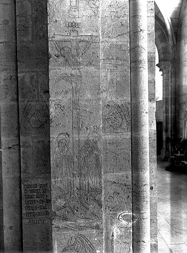 Tombe d'Odat Ferry, motif central : Crucifixion