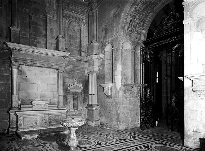 Chapelle d'Amoncourt : ensemble de la porte et de l'autel