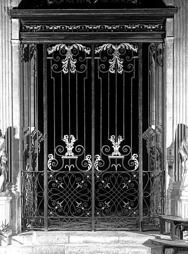 Chapelle d'Amoncourt : détail de la grille, vue extérieure