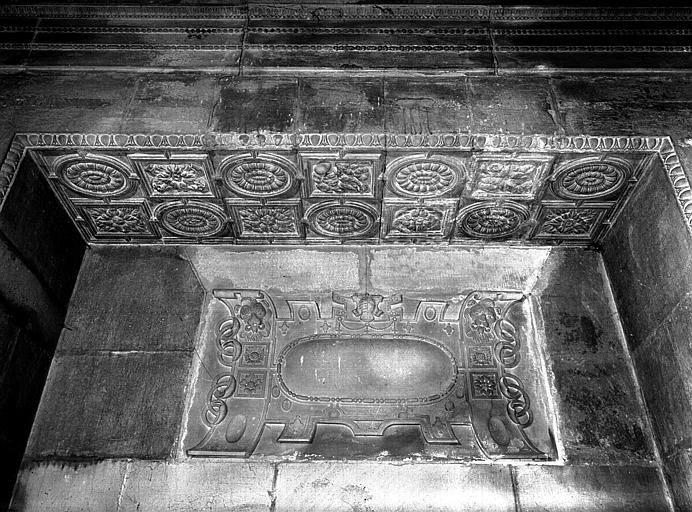 Chapelle d'Amoncourt : détail de la grille, vue extérieure