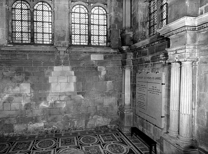 Chapelle d'Amoncourt : colonnes engagées et jumelées