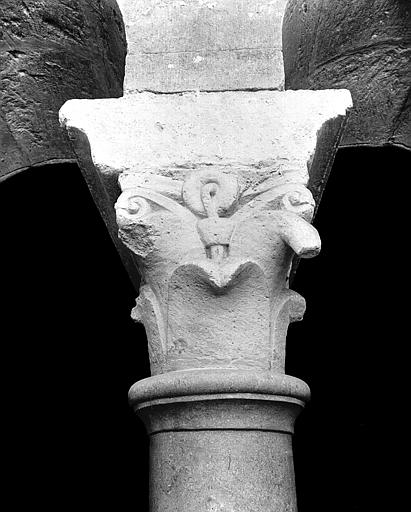 Triforium : chapiteau, face intérieure