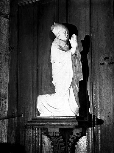 Statue dans la chapelle axiale