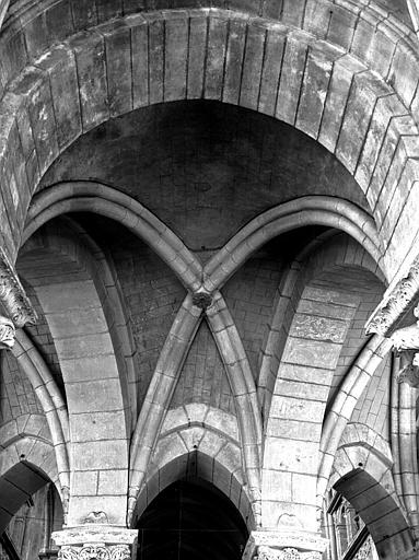 Chapelle rayonnante du déambulatoire, vue perspective de la voûte