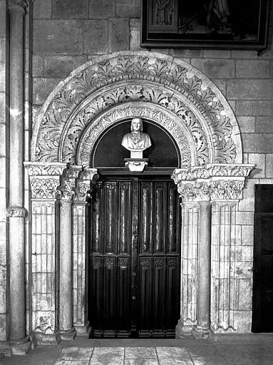 Déambulatoire, travée droite : porte de la salle du Chapitre