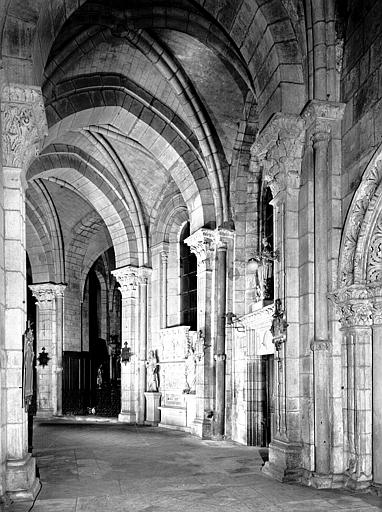 Déambulatoire, côté nord : porte de la sacristie