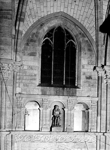 Choeur, travée droite : triforium, pilastres et fenêtres