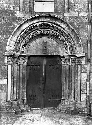 Façade ouest, porte nord