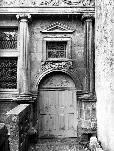 Façade de la cour, porte