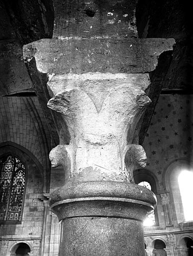 Déambulatoire : chapiteau du triforium, face postérieure