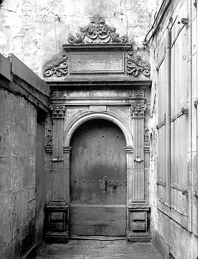 Porte dans la cour