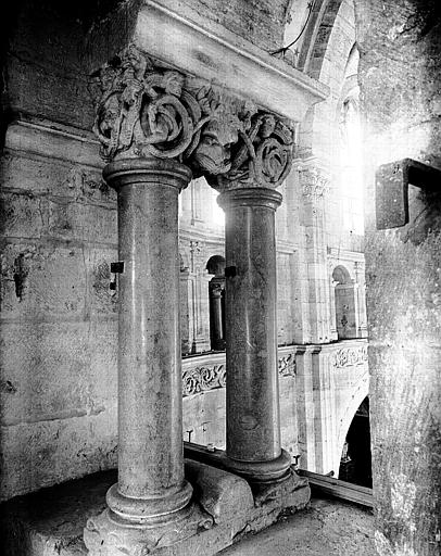 Colonnettes du triforium dans l'hémicycle du déambulatoire