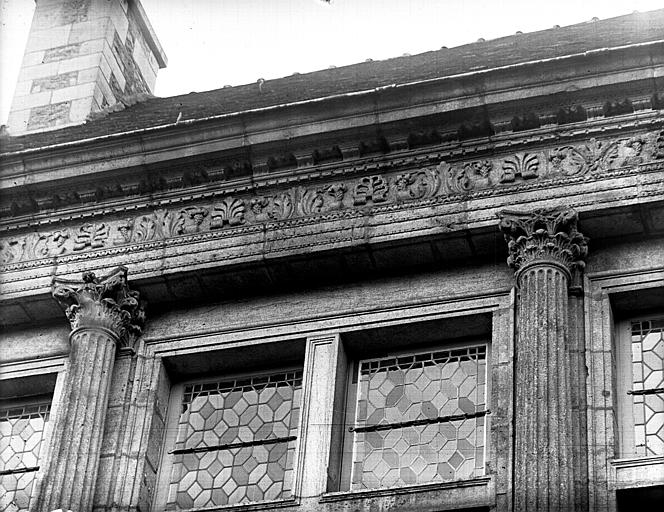 Façade sur cour : corniche du deuxième étage