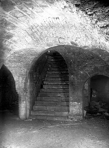 Cave médiévale : double voûtage de l'escalier