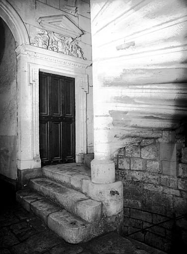 Départ de l'escalier et porte du rez-de-chaussée