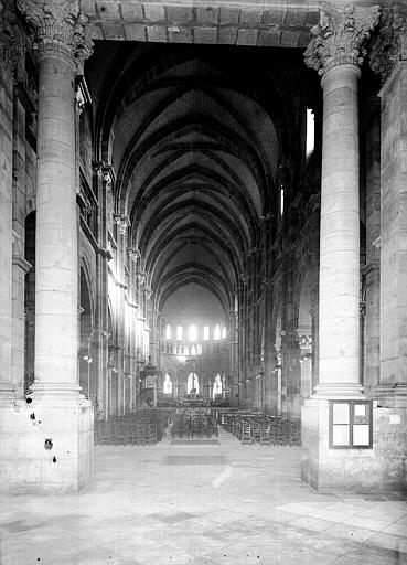 Nef, vue de l'entrée