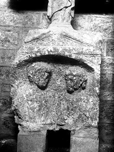 Bloc de pierre gallo-romain avec figures en bas-relief servant de socles à une croix de carrefour