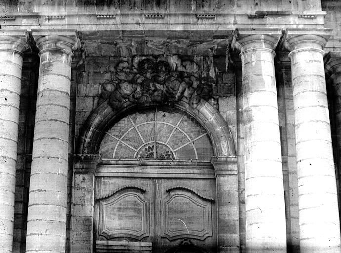 Porte et entablement