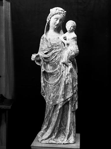 Statue en pierre, Vierge à l'Enfant, état après restauration