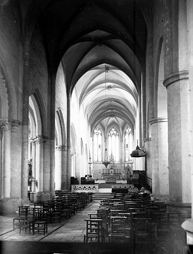 Intérieur, nef et choeur, vers l'est