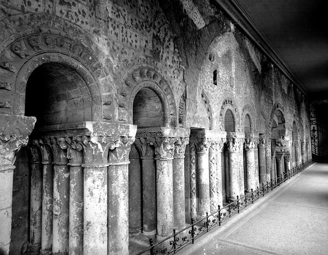 Salle capitulaire, arcades, vue perspective