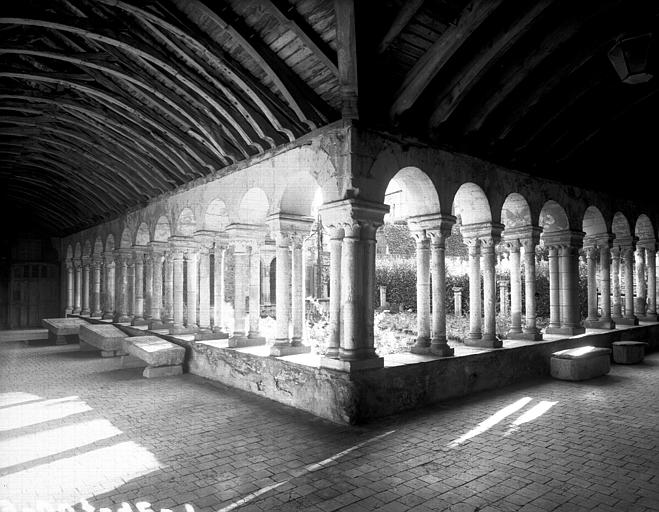 Cloître : Vue intérieure des galeries est et sud