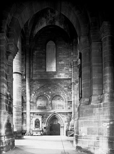 Croisillon nord, travée près du choeur, porte de la chapelle de saint Jean Baptiste